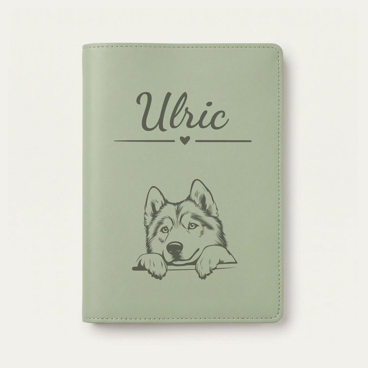 Protège carnet de santé chien personnalisé – Malamute de l'Alaska — Vert sauge — Cœur — gravure « Ulric »