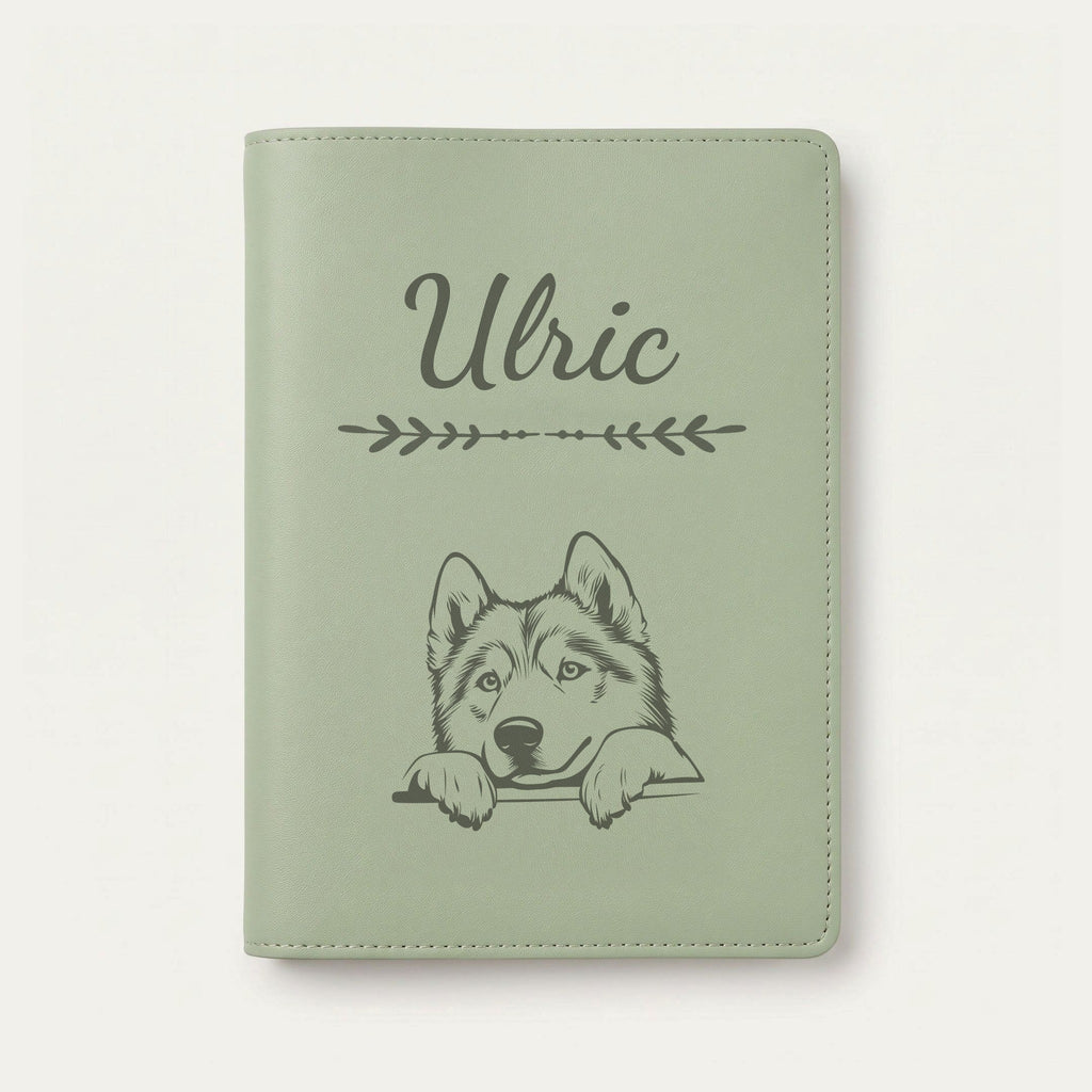 Protège carnet de santé chien personnalisé – Malamute de l'Alaska — Vert sauge — Flèche — gravure « Ulric »