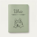 Protège carnet de santé chien personnalisé – Malamute de l'Alaska — Vert sauge — Flèche — gravure « Ulric »