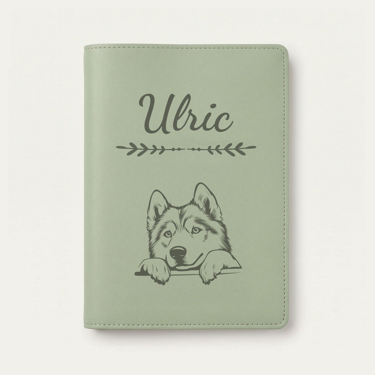 Protège carnet de santé chien personnalisé – Malamute de l'Alaska — Vert sauge — Flèche — gravure « Ulric »