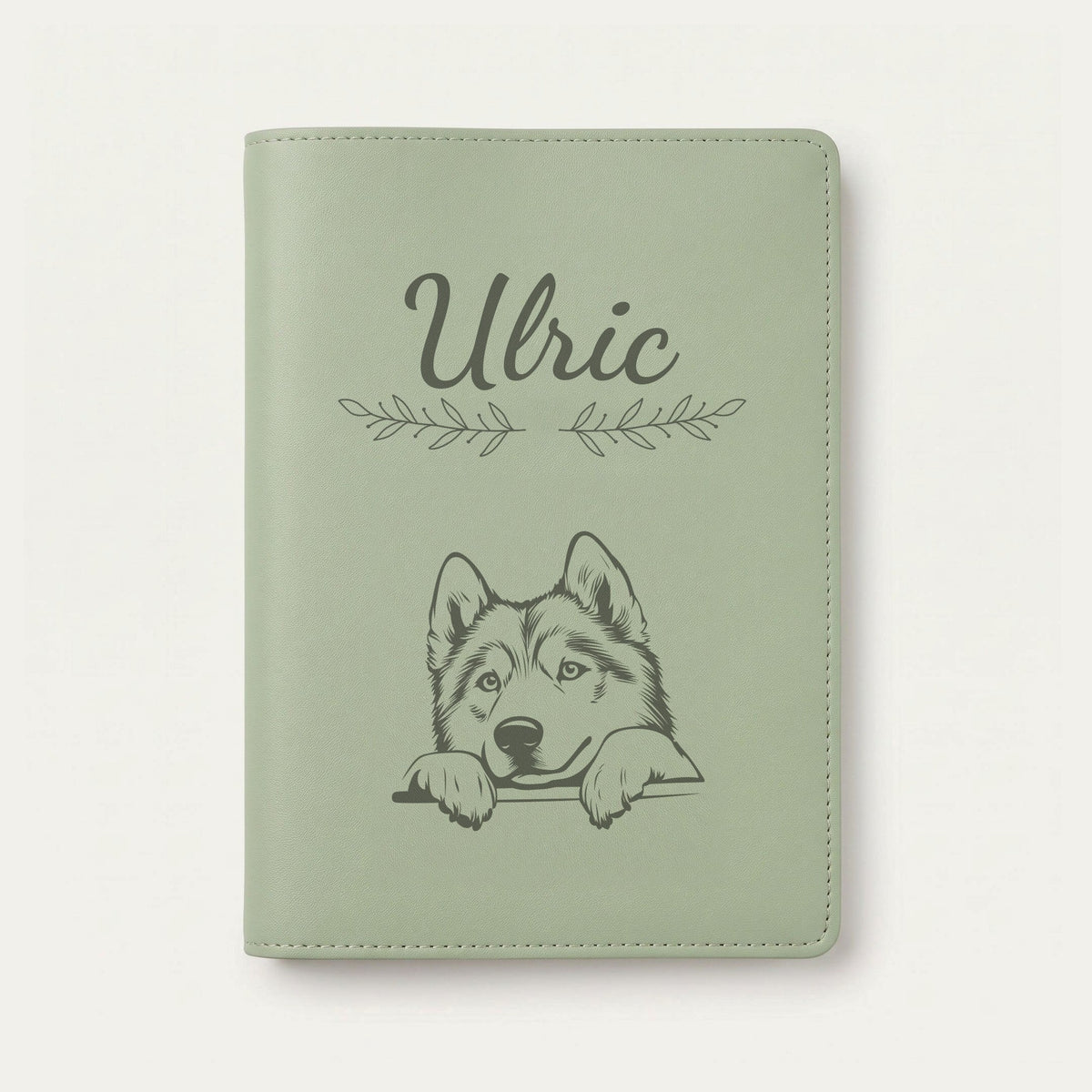 Protège carnet de santé chien personnalisé – Malamute de l'Alaska — Vert sauge — Rameaux — gravure « Ulric »