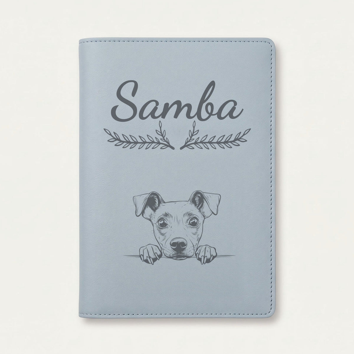 Protège carnet de santé chien personnalisé – Manchester terrier — Bleu nuage — Bouquet — gravure « Samba »