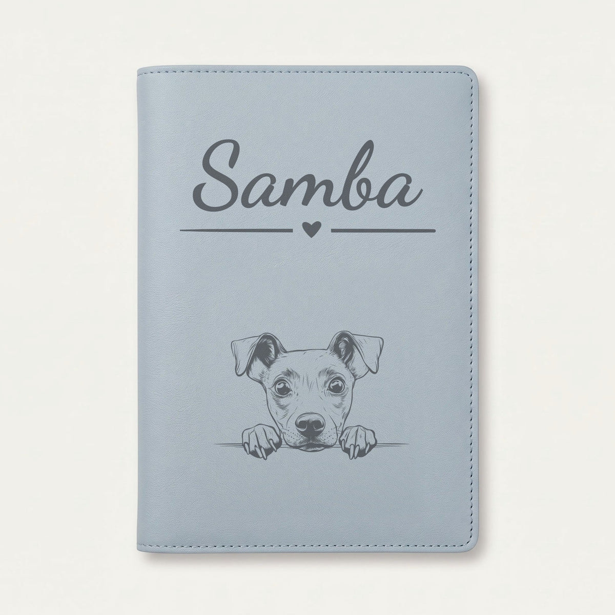 Protège carnet de santé chien personnalisé – Manchester terrier — Bleu nuage — Cœur — gravure « Samba »