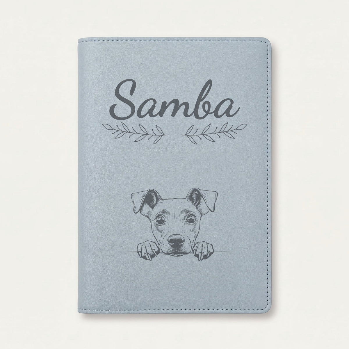 Protège carnet de santé chien personnalisé – Manchester terrier — Bleu nuage — Rameaux — gravure « Samba »
