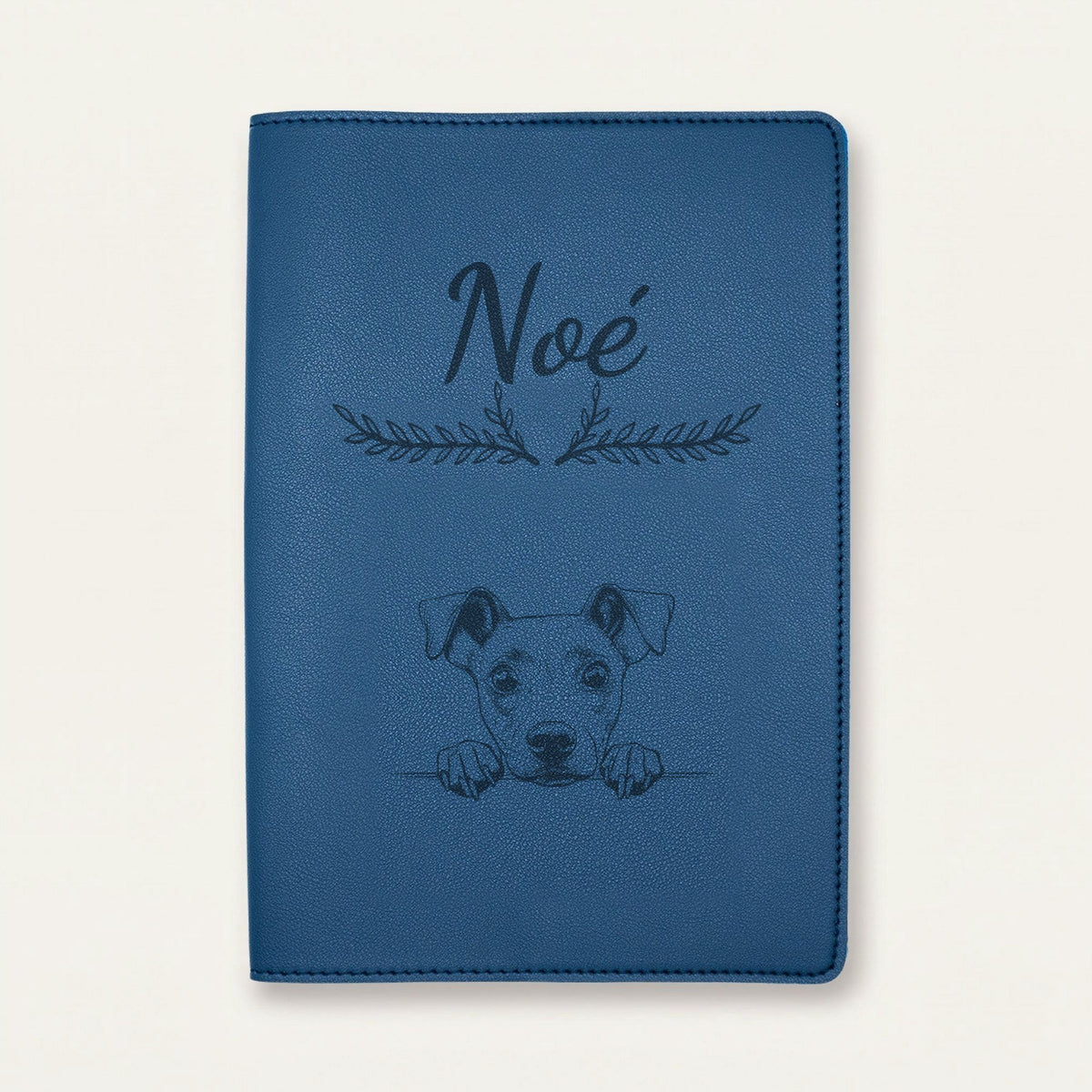 Protège carnet de santé chien personnalisé – Manchester terrier — Bleu nuit — Bouquet — gravure « Noé »