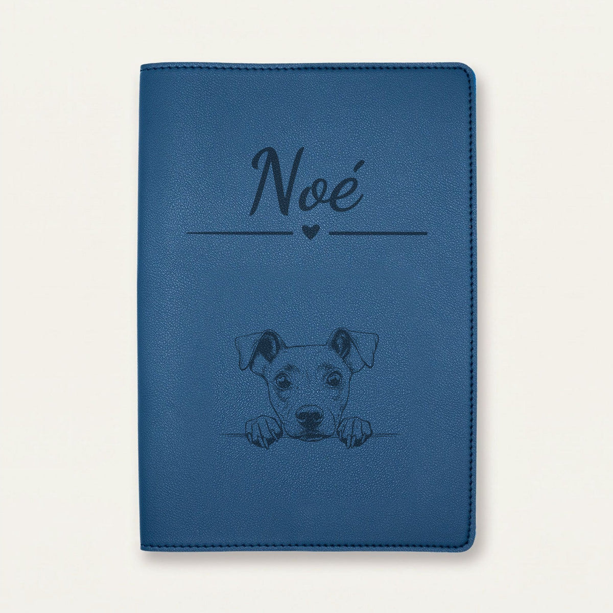 Protège carnet de santé chien personnalisé – Manchester terrier — Bleu nuit — Cœur — gravure « Noé »