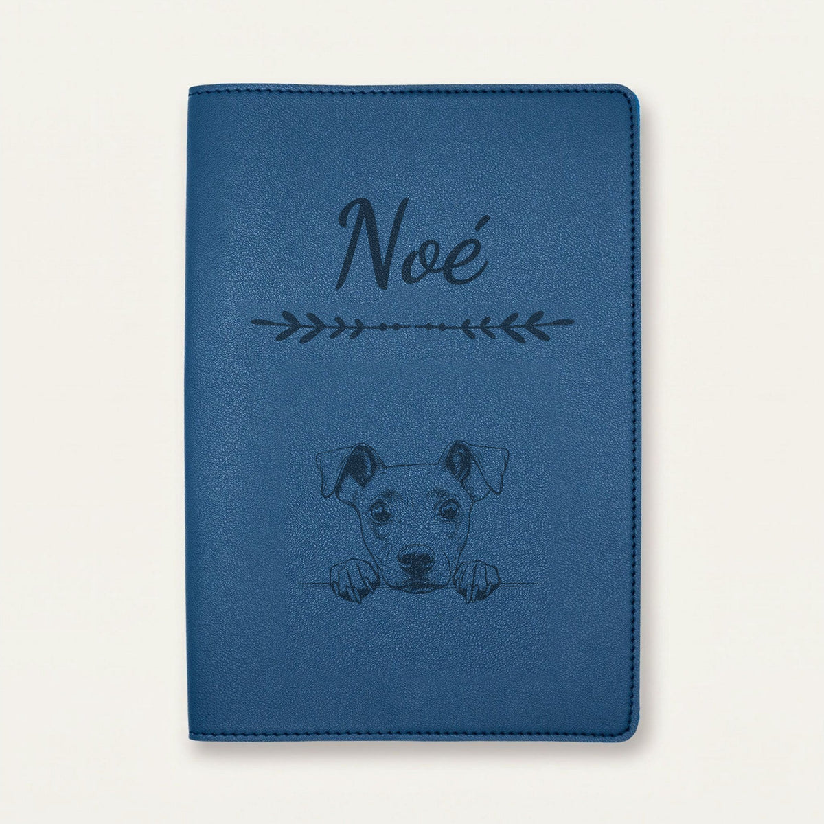 Protège carnet de santé chien personnalisé – Manchester terrier — Bleu nuit — Flèche — gravure « Noé »