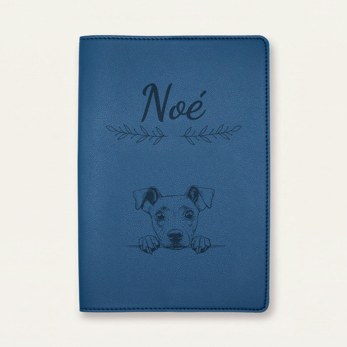 Protège carnet de santé chien personnalisé – Manchester terrier — Bleu nuit — Rameaux — gravure « Noé »
