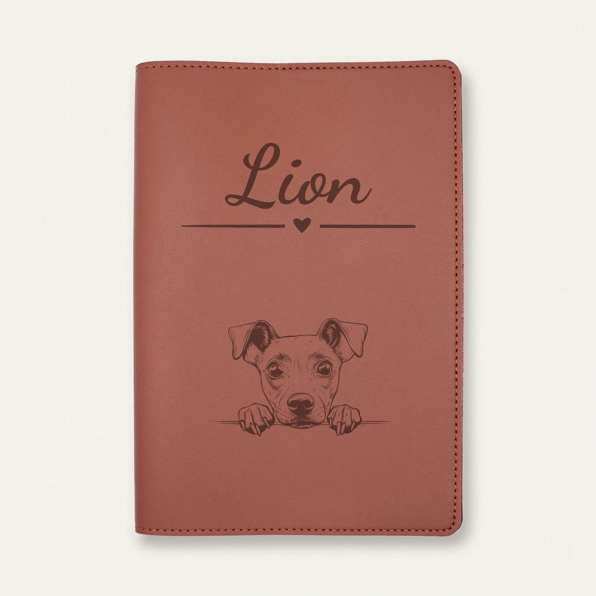 Protège carnet de santé chien personnalisé – Manchester terrier — Chocolat — Cœur — gravure « Lion »