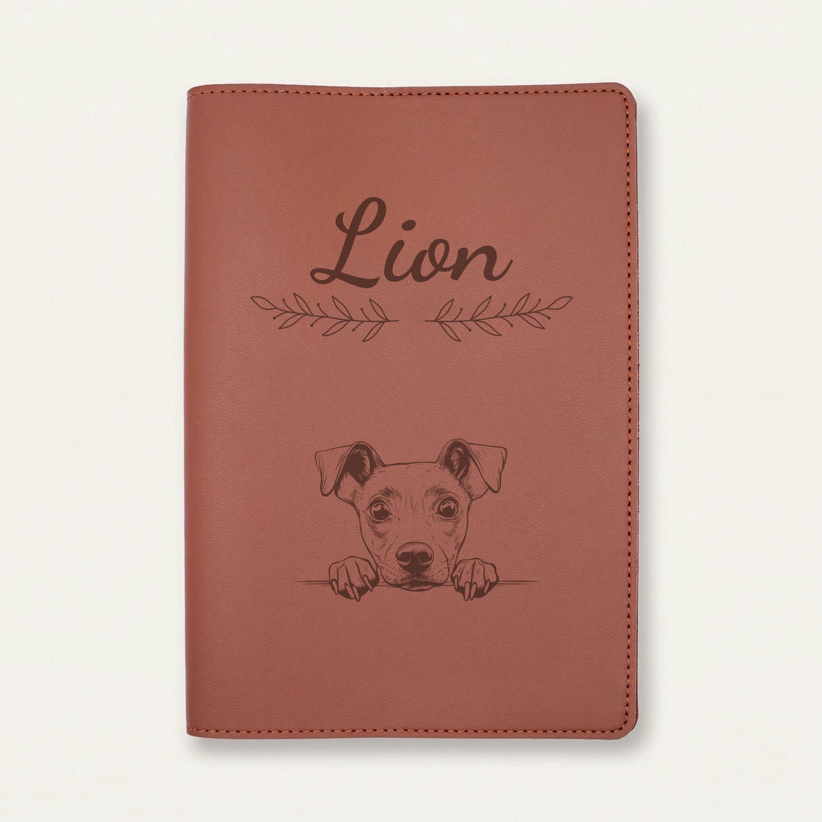 Protège carnet de santé chien personnalisé – Manchester terrier — Chocolat — Rameaux — gravure « Lion »
