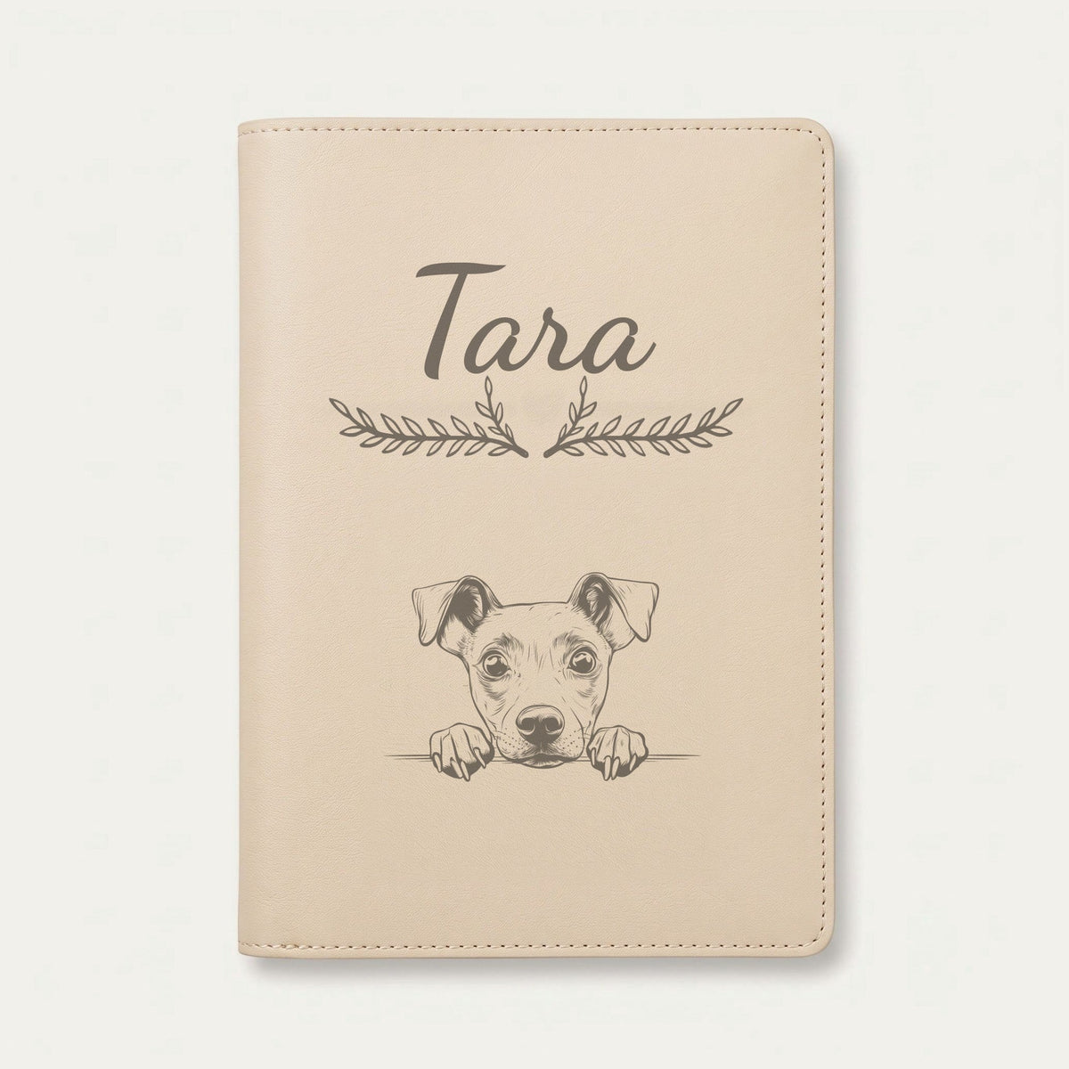 Protège carnet de santé chien personnalisé – Manchester terrier — Crème vanille — Bouquet — gravure « Tara »