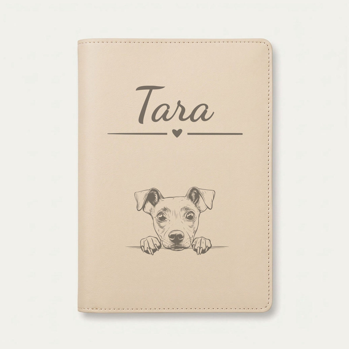 Protège carnet de santé chien personnalisé – Manchester terrier — Crème vanille — Cœur — gravure « Tara »