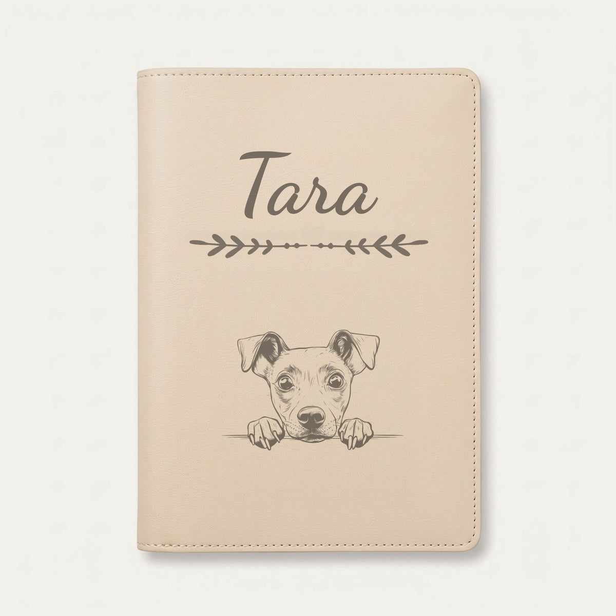 Protège carnet de santé chien personnalisé – Manchester terrier — Crème vanille — Flèche — gravure « Tara »