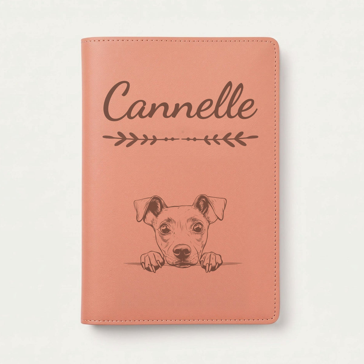 Protège carnet de santé chien personnalisé – Manchester terrier — Terracotta — Flèche — gravure « Cannelle »