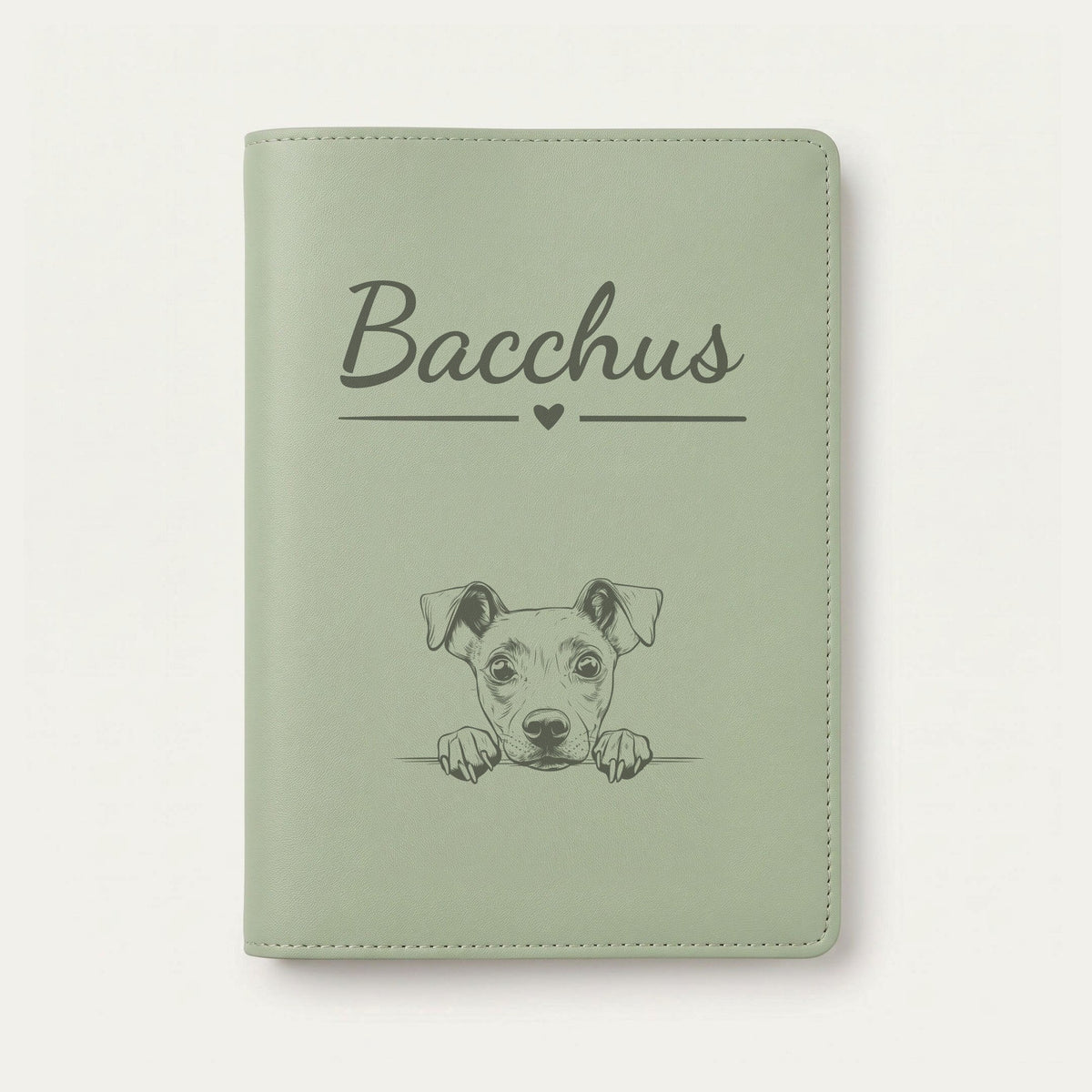 Protège carnet de santé chien personnalisé – Manchester terrier — Vert sauge — Cœur — gravure « Bacchus »