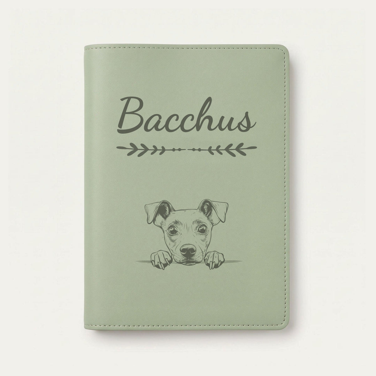 Protège carnet de santé chien personnalisé – Manchester terrier — Vert sauge — Flèche — gravure « Bacchus »