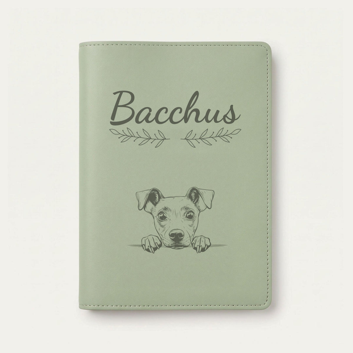 Protège carnet de santé chien personnalisé – Manchester terrier — Vert sauge — Rameaux — gravure « Bacchus »