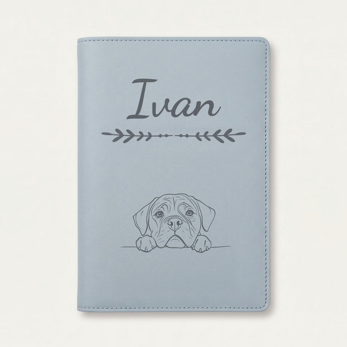 Protège carnet de santé chien personnalisé – Mastiff — Bleu nuage — Flèche — gravure « Ivan »