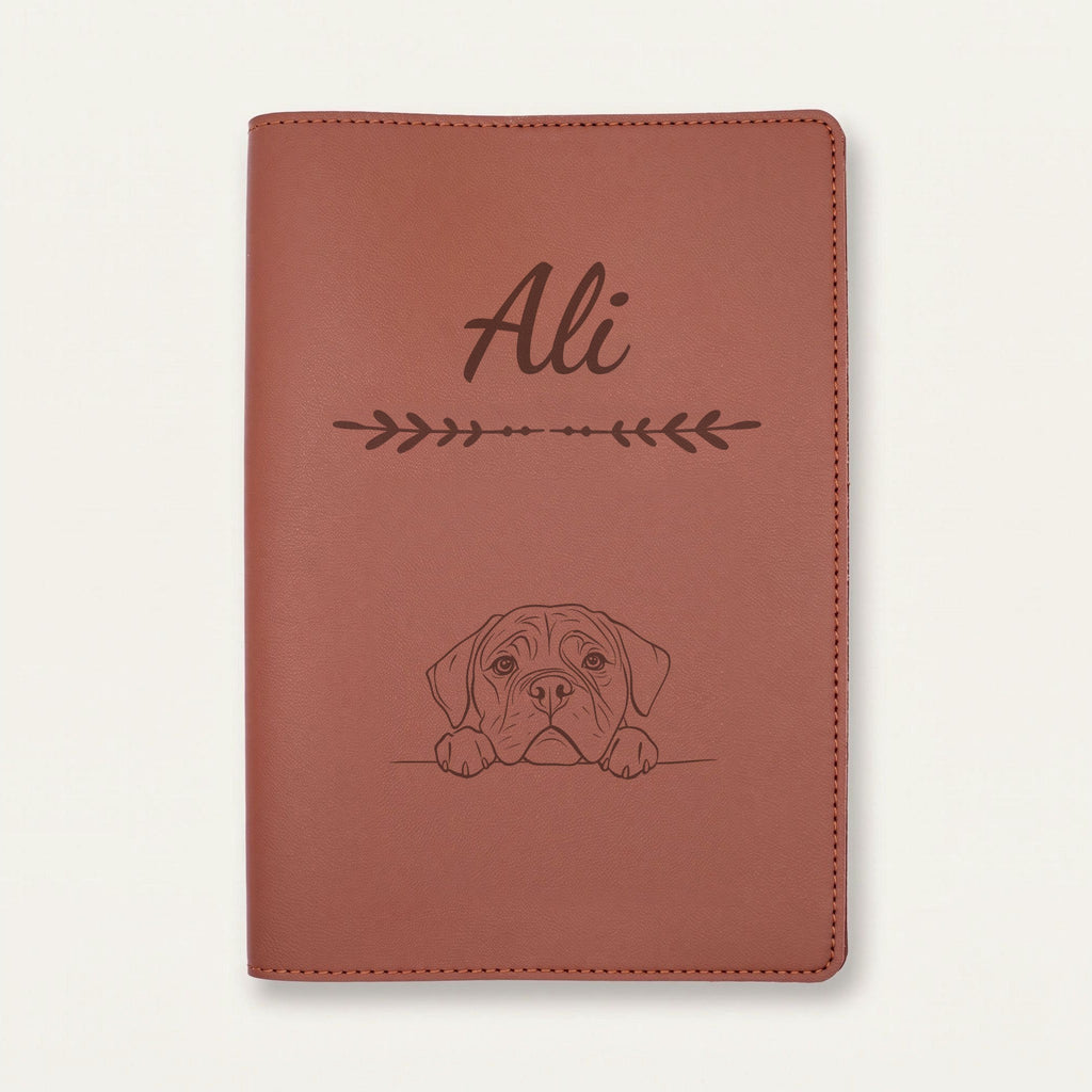 Protège carnet de santé chien personnalisé – Mastiff — Chocolat — Flèche — gravure « Ali »