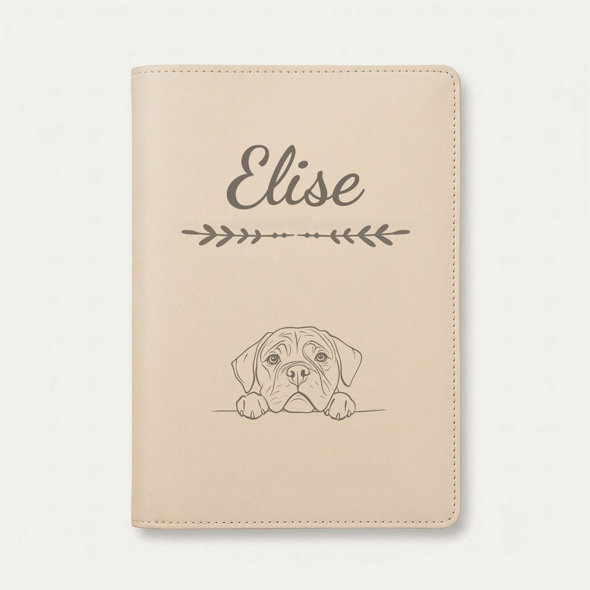 Protège carnet de santé chien personnalisé – Mastiff — Crème vanille — Flèche — gravure « Elise »