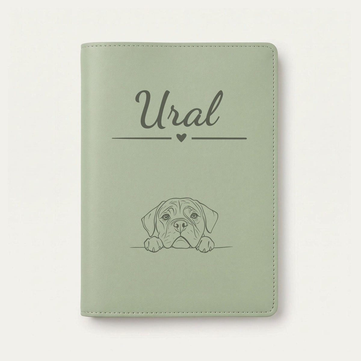 Protège carnet de santé chien personnalisé – Mastiff — Vert sauge — Cœur — gravure « Ural »
