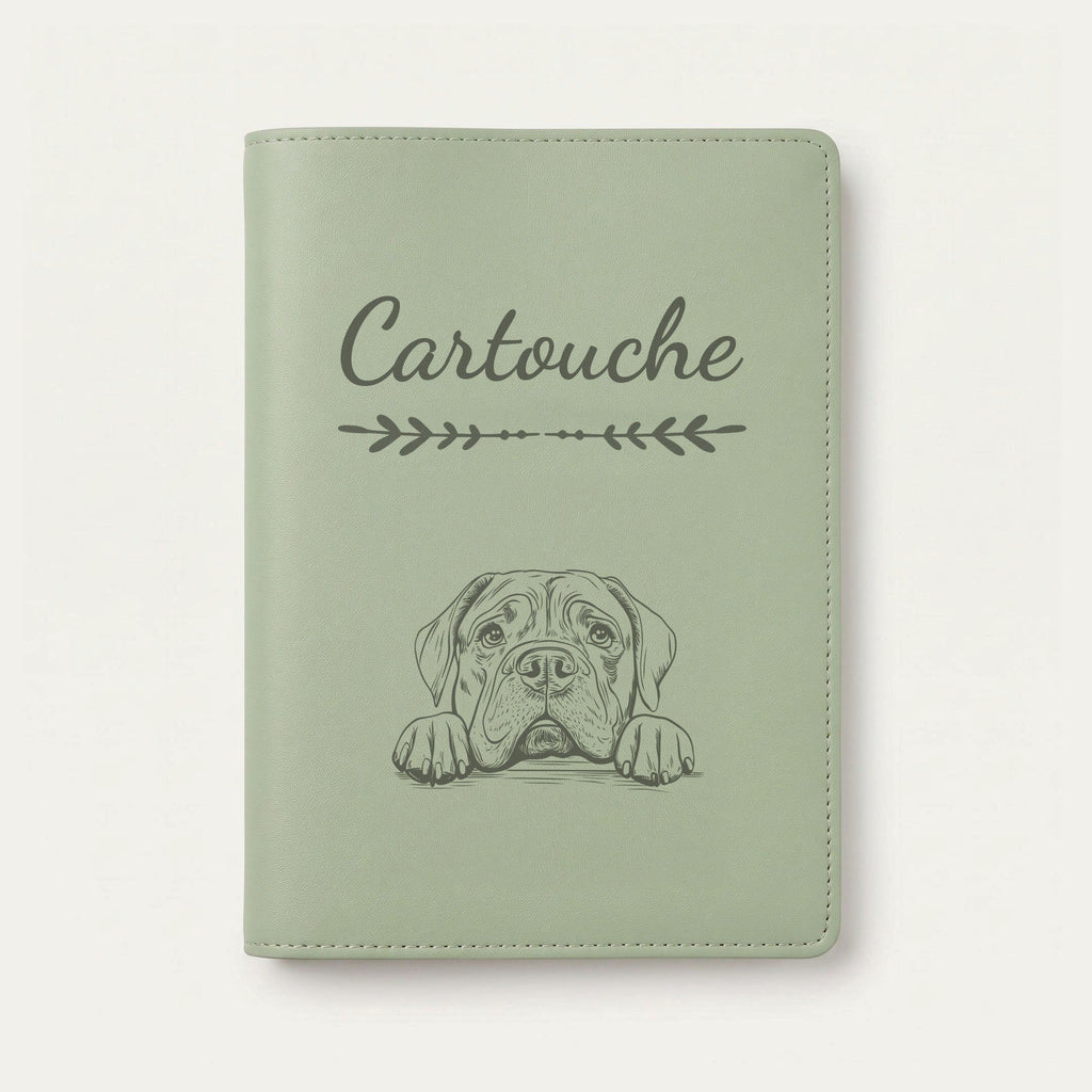 Protège carnet de santé chien personnalisé – Mâtin napolitain — Vert sauge — Flèche — gravure « Cartouche »