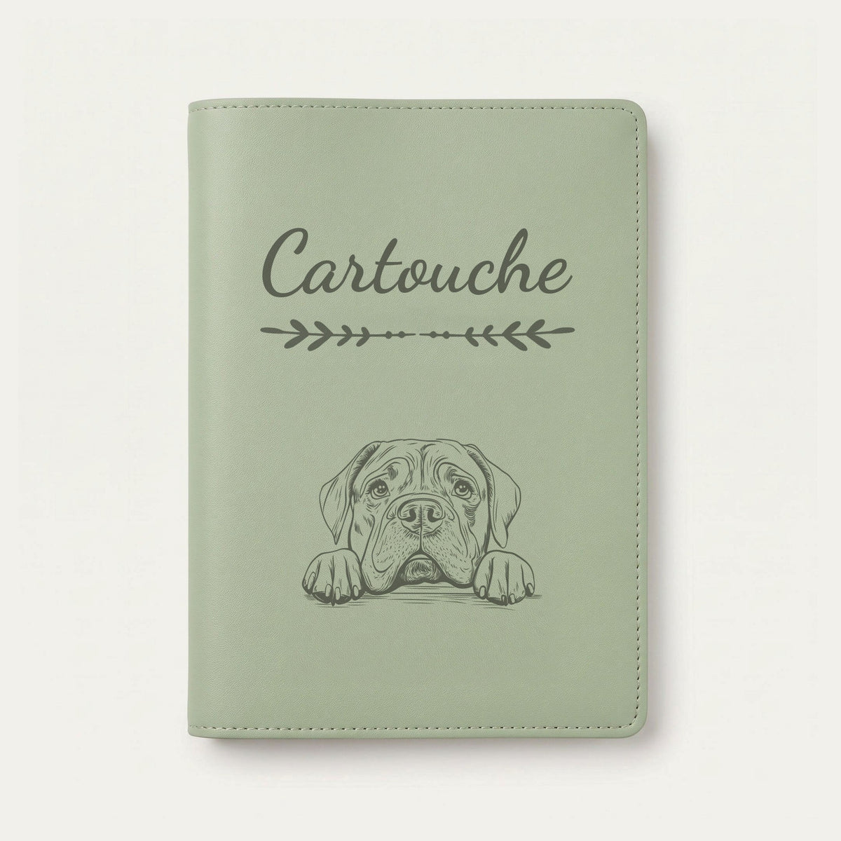 Protège carnet de santé chien personnalisé – Mâtin napolitain — Vert sauge — Flèche — gravure « Cartouche »