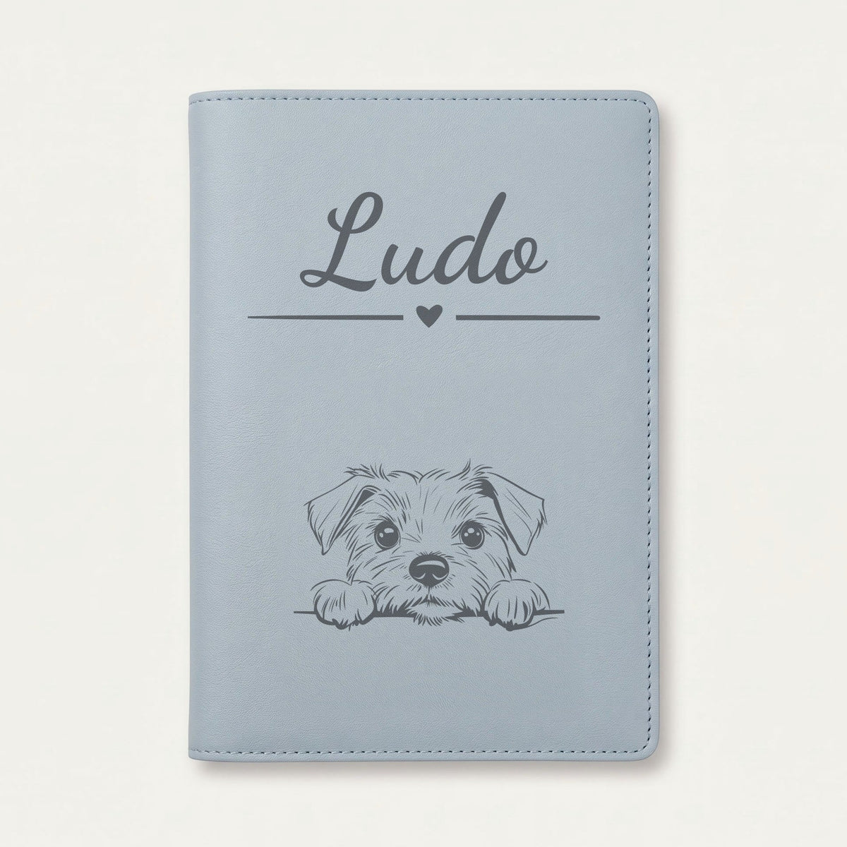 Protège carnet de santé chien personnalisé – Norfolk terrier — Bleu nuage — Cœur — gravure « Ludo »