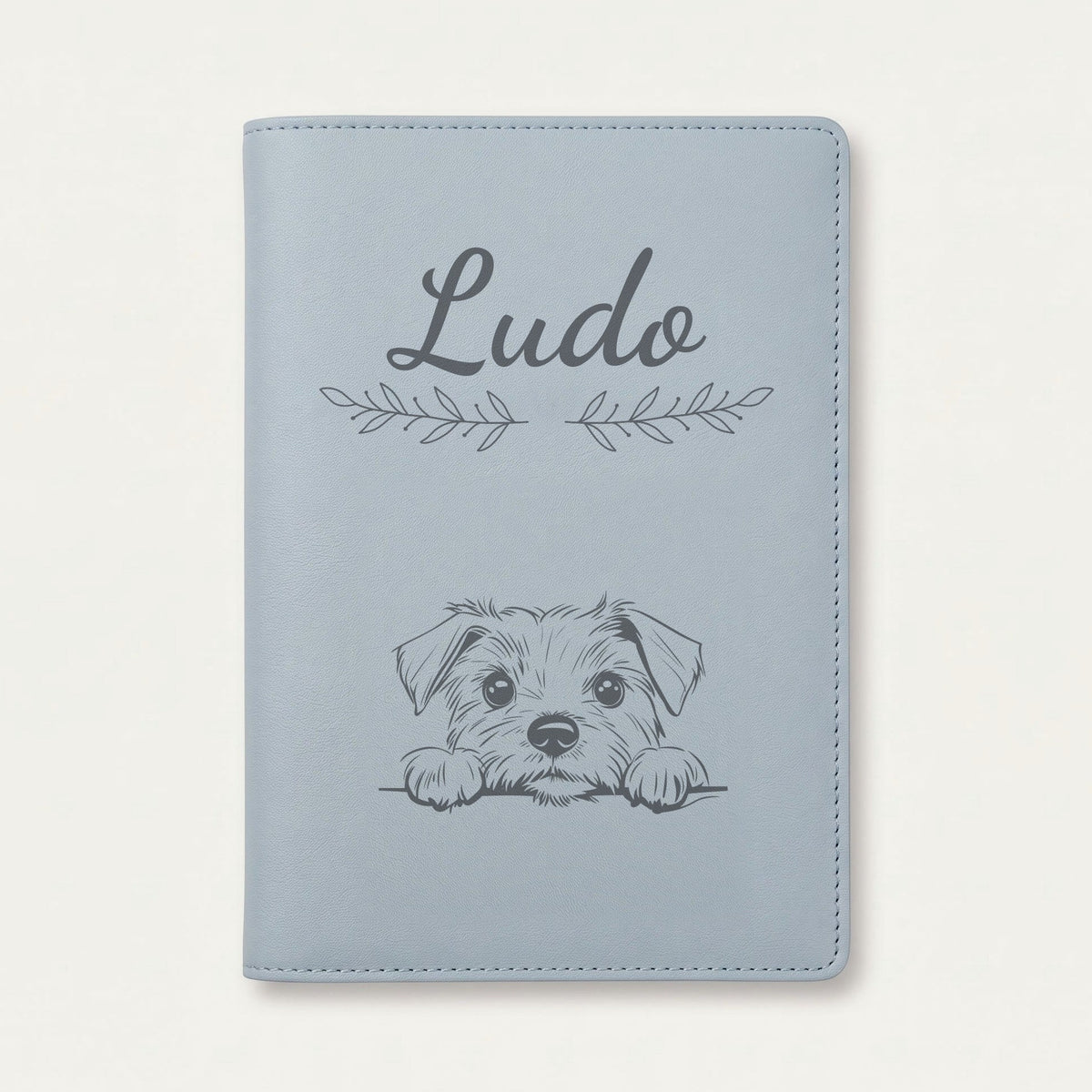 Protège carnet de santé chien personnalisé – Norfolk terrier — Bleu nuage — Rameaux — gravure « Ludo »