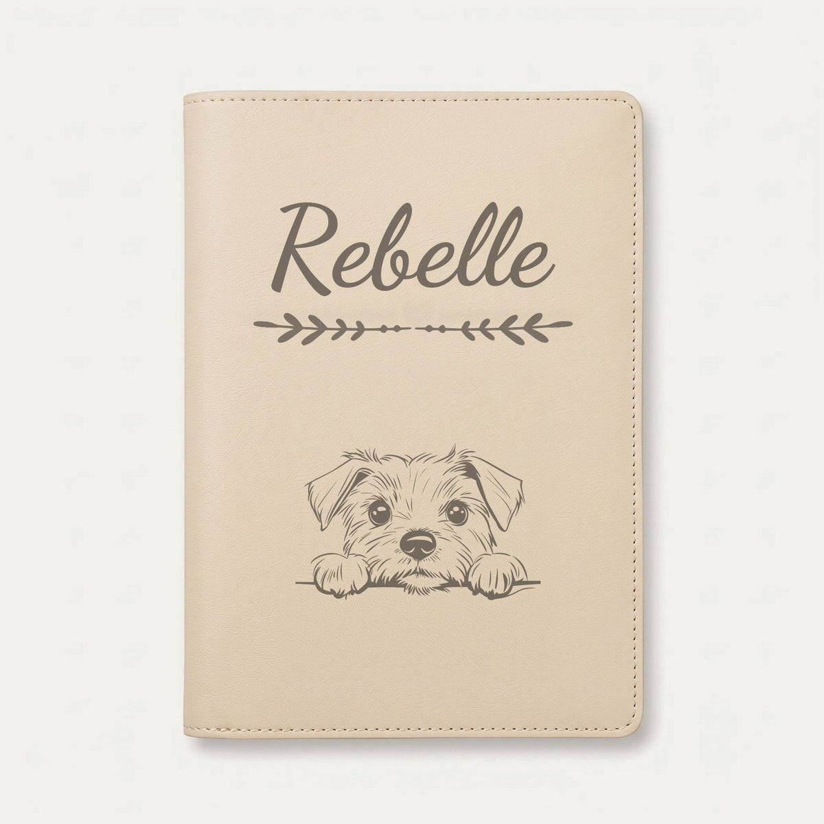 Protège carnet de santé chien personnalisé – Norfolk terrier — Crème vanille — Flèche — gravure « Rebelle »