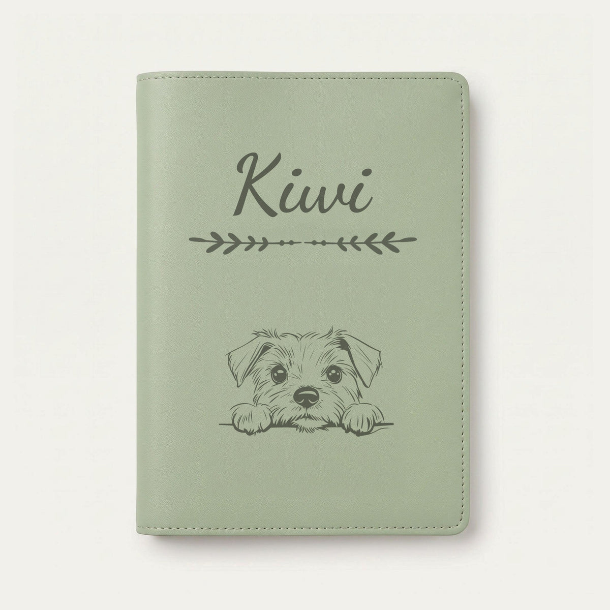 Protège carnet de santé chien personnalisé – Norfolk terrier — Vert sauge — Flèche — gravure « Kiwi »