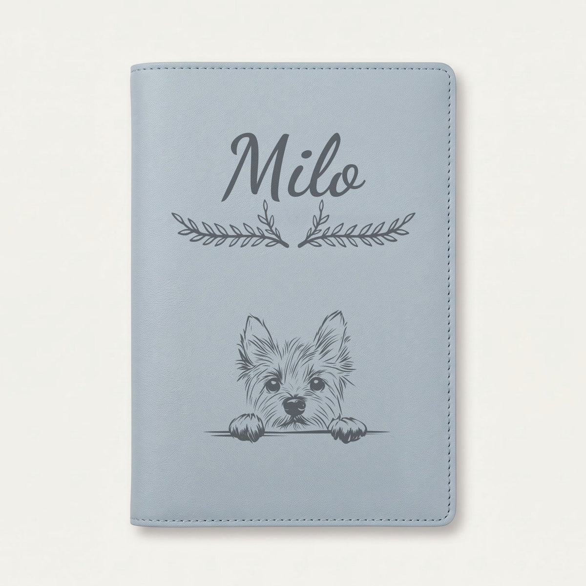 Protège carnet de santé chien personnalisé – Norwich terrier — Bleu nuage — Bouquet — gravure « Milo »