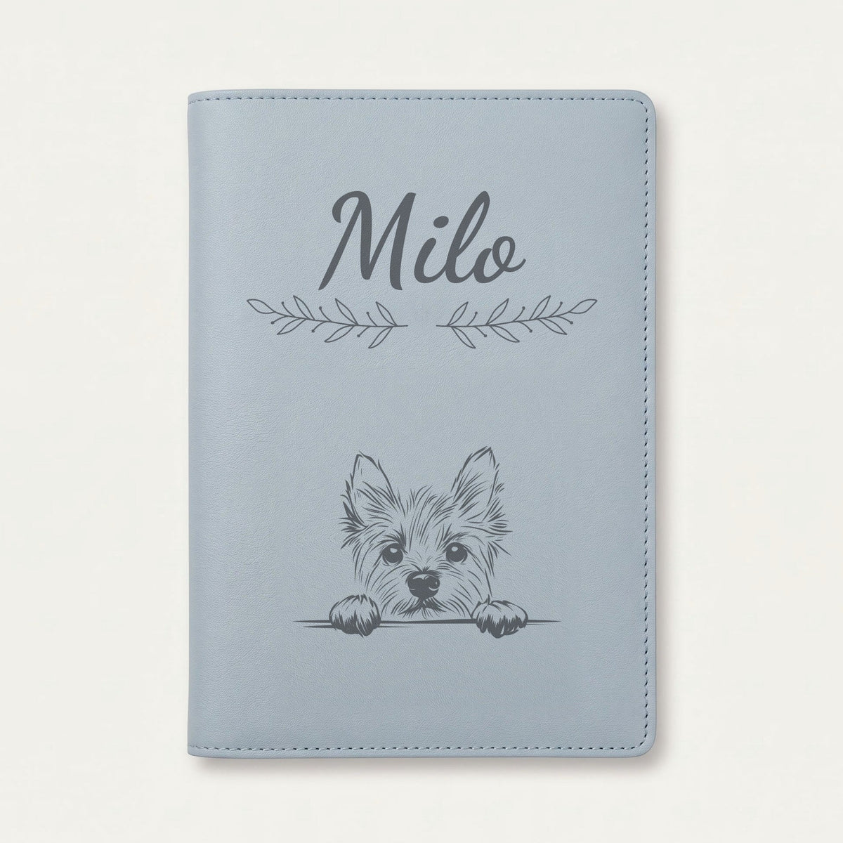 Protège carnet de santé chien personnalisé – Norwich terrier — Bleu nuage — Rameaux — gravure « Milo »