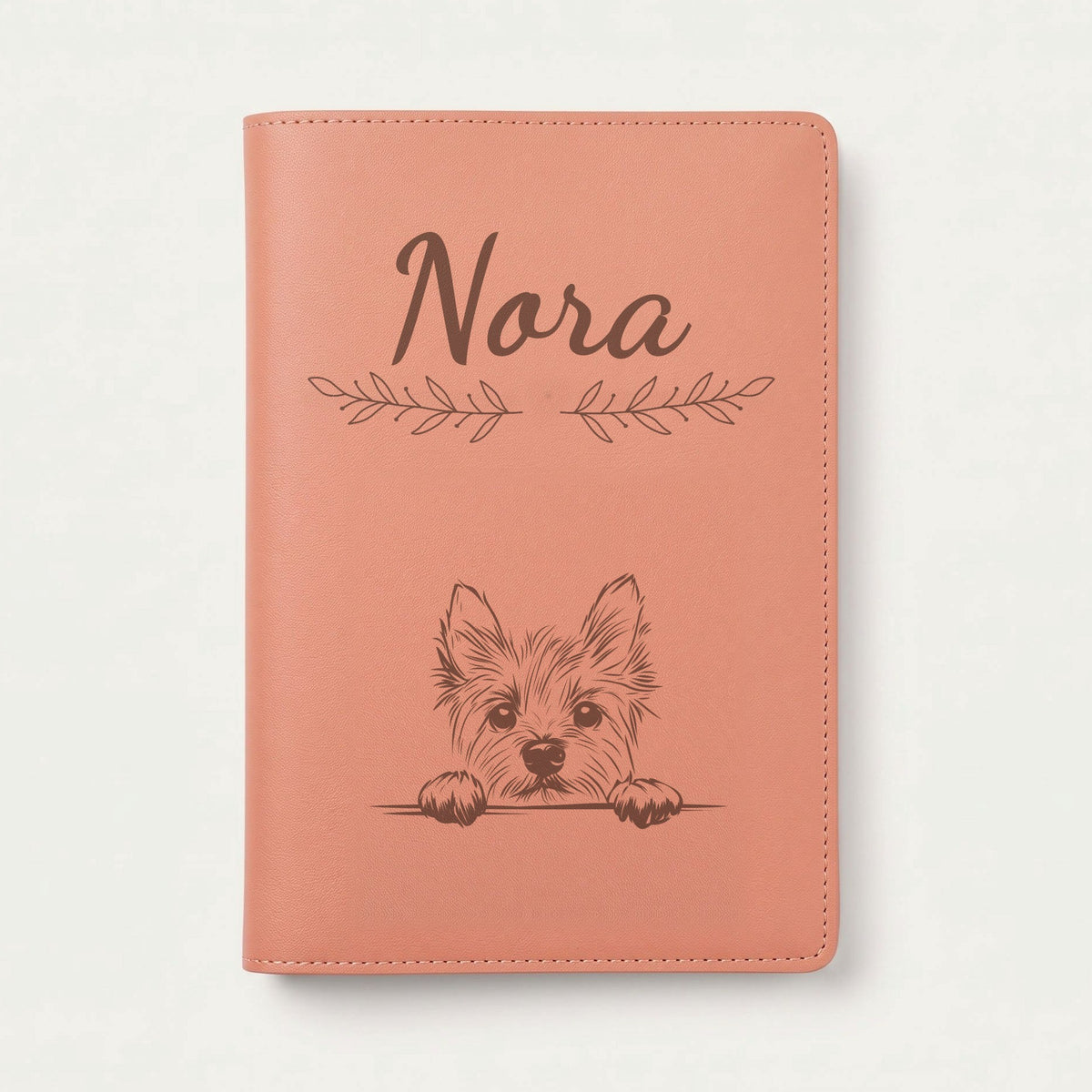 Protège carnet de santé chien personnalisé – Norwich terrier — Terracotta — Rameaux — gravure « Nora »