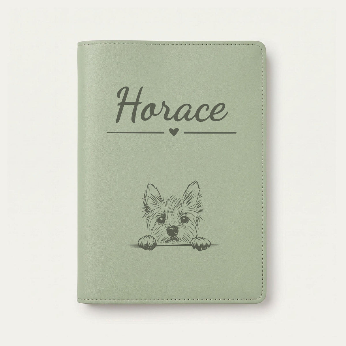 Protège carnet de santé chien personnalisé – Norwich terrier — Vert sauge — Cœur — gravure « Horace »