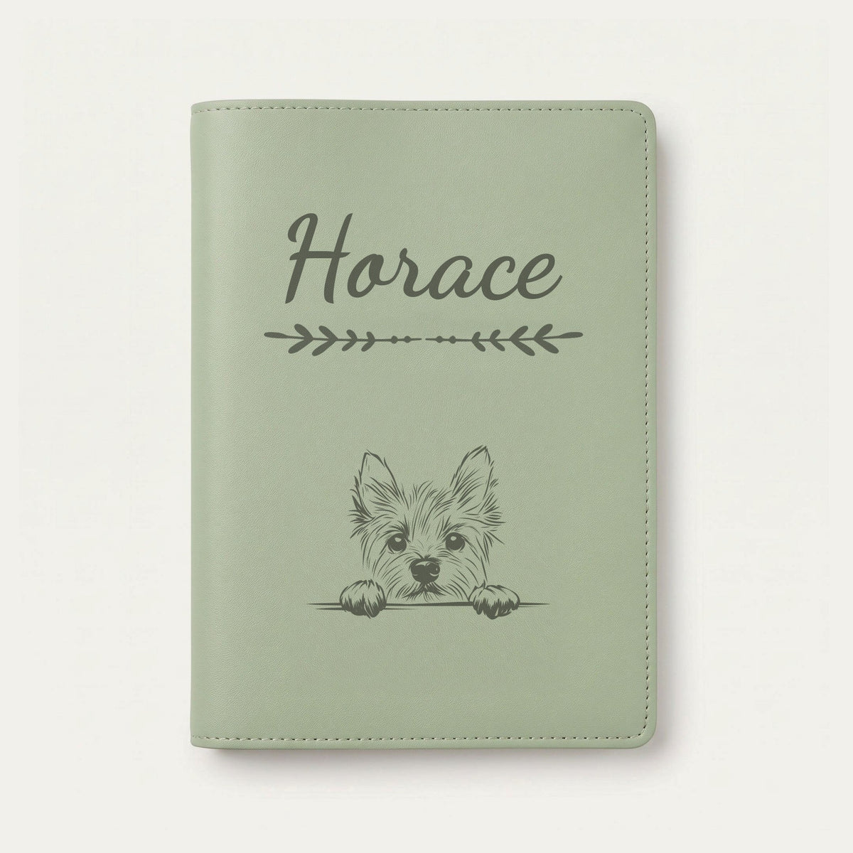 Protège carnet de santé chien personnalisé – Norwich terrier — Vert sauge — Flèche — gravure « Horace »