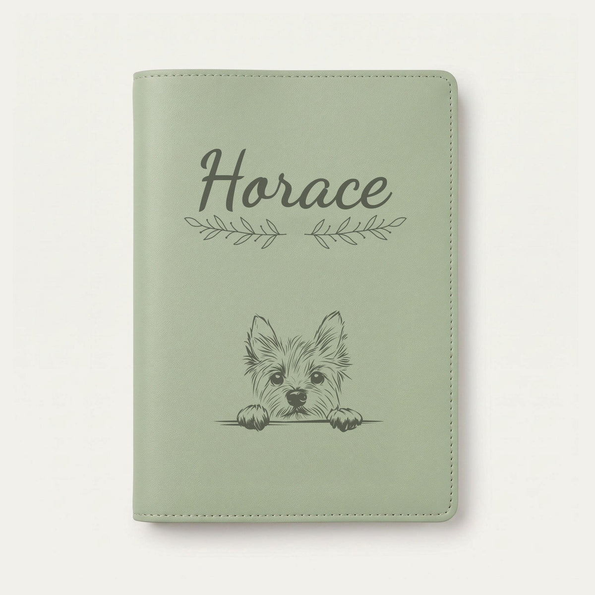 Protège carnet de santé chien personnalisé – Norwich terrier — Vert sauge — Rameaux — gravure « Horace »