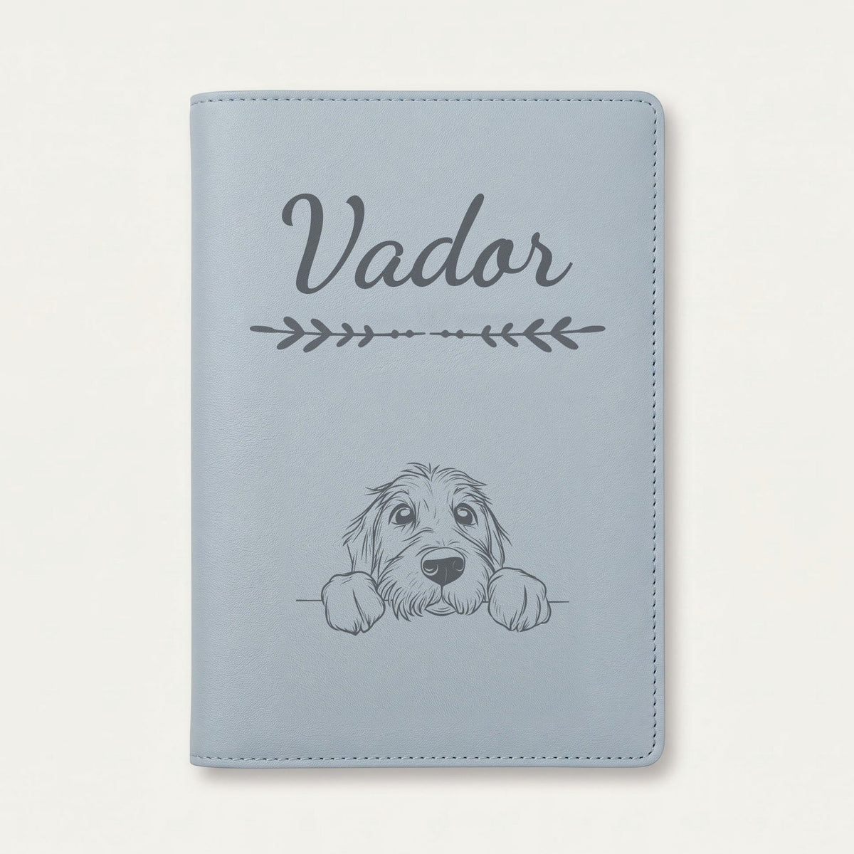 Protège carnet de santé chien personnalisé – Otterhound — Bleu nuage — Flèche — gravure « Vador »