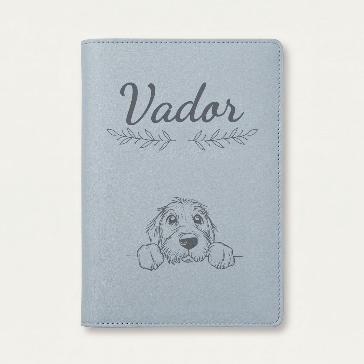 Protège carnet de santé chien personnalisé – Otterhound — Bleu nuage — Rameaux — gravure « Vador »