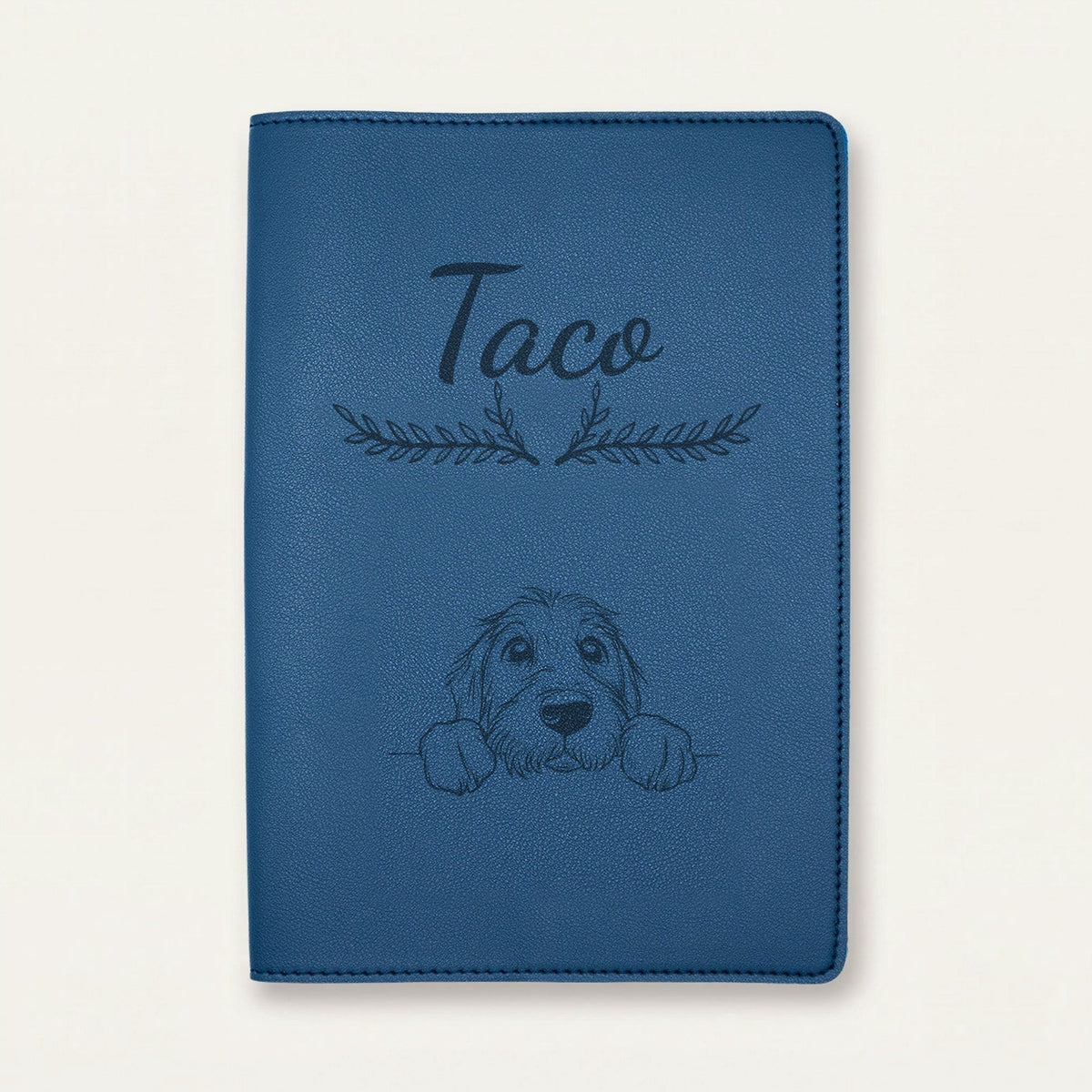 Protège carnet de santé chien personnalisé – Otterhound — Bleu nuit — Bouquet — gravure « Taco »