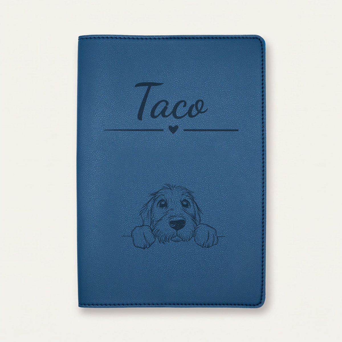 Protège carnet de santé chien personnalisé – Otterhound — Bleu nuit — Cœur — gravure « Taco »