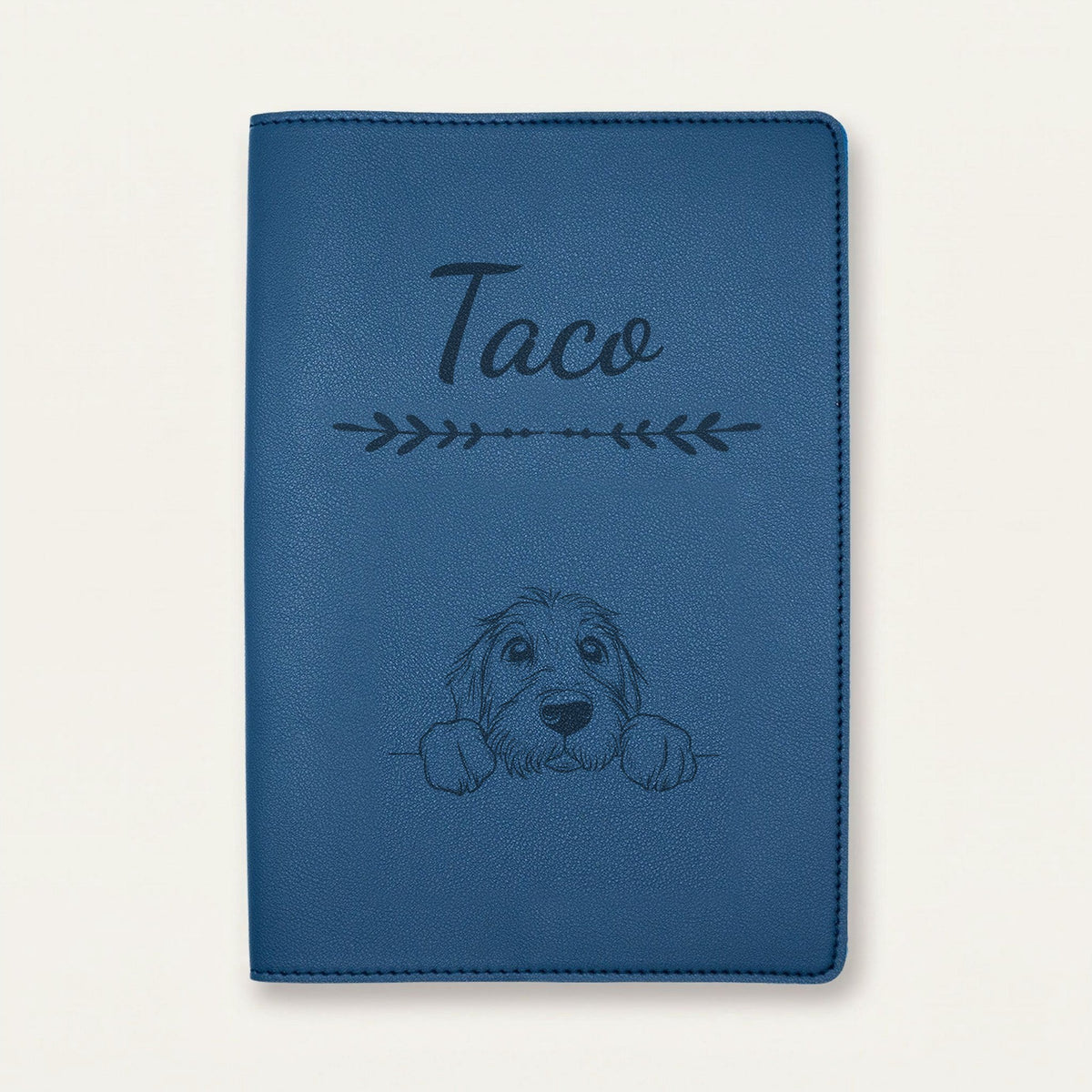 Protège carnet de santé chien personnalisé – Otterhound — Bleu nuit — Flèche — gravure « Taco »