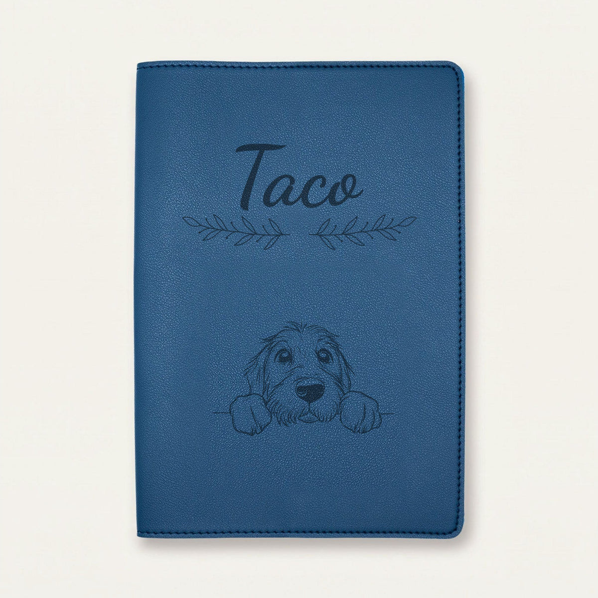 Protège carnet de santé chien personnalisé – Otterhound — Bleu nuit — Rameaux — gravure « Taco »