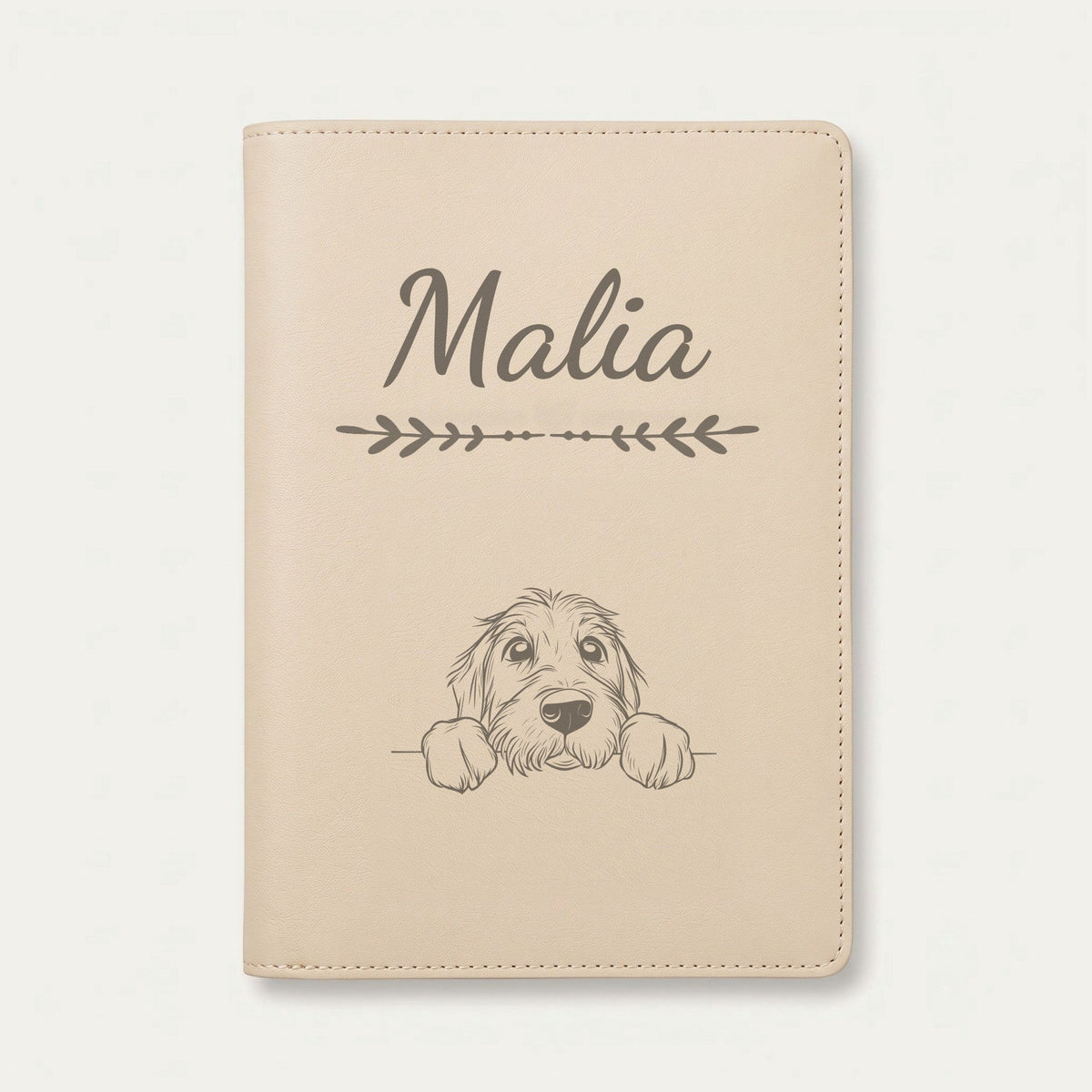Protège carnet de santé chien personnalisé – Otterhound — Crème vanille — Flèche — gravure « Malia »