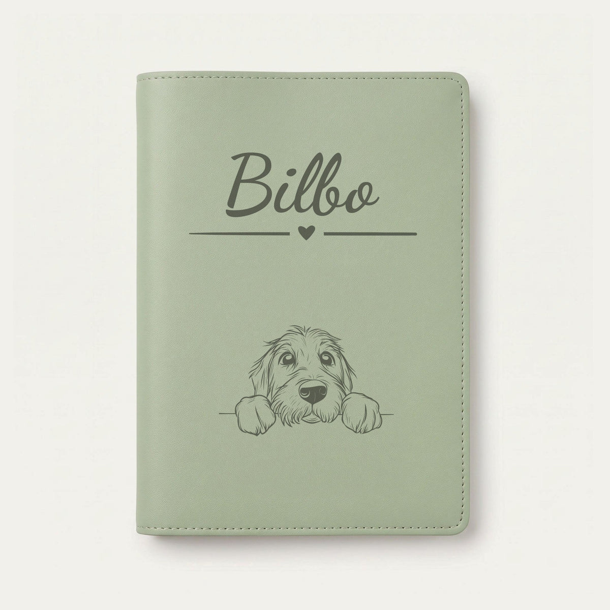 Protège carnet de santé chien personnalisé – Otterhound — Vert sauge — Cœur — gravure « Bilbo »