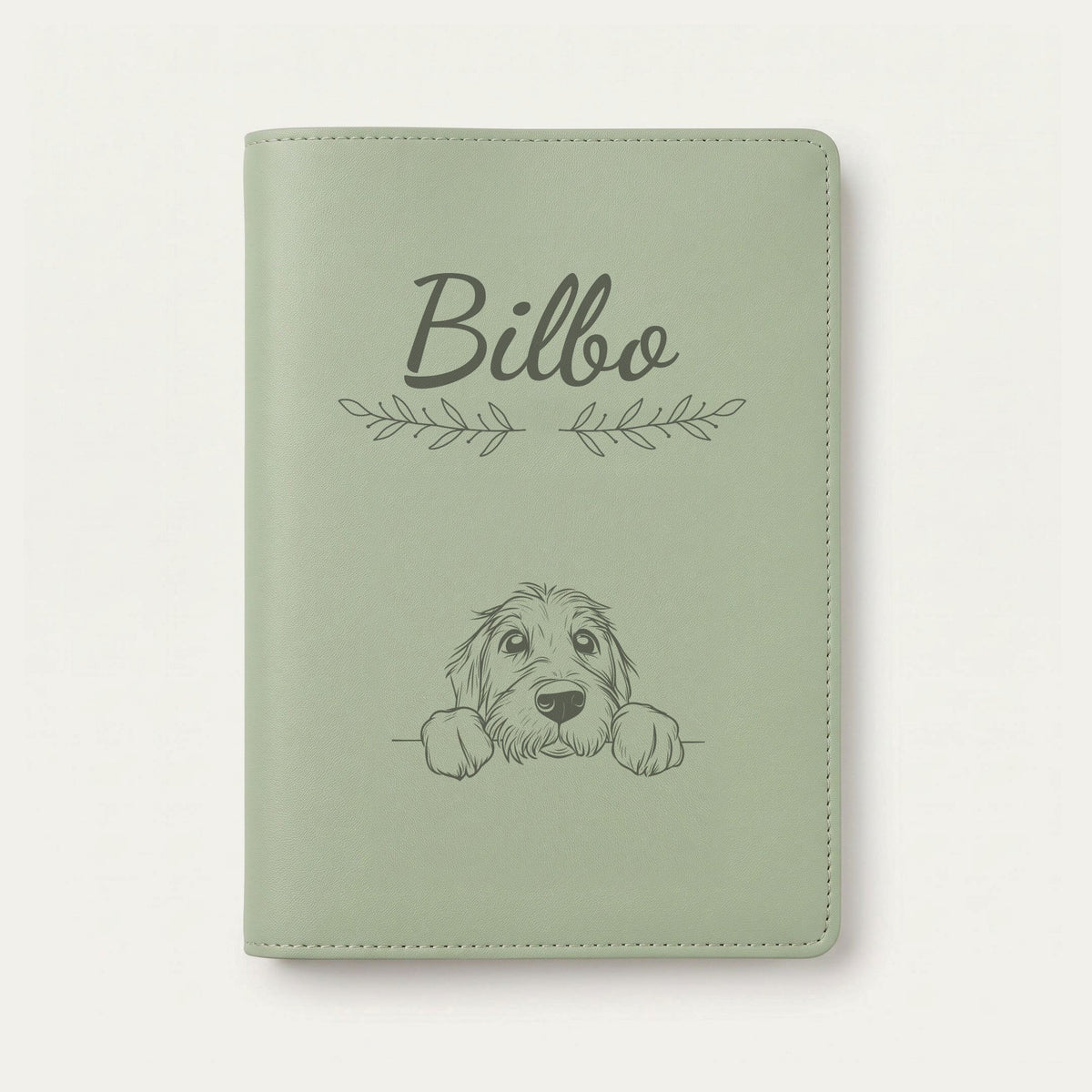 Protège carnet de santé chien personnalisé – Otterhound — Vert sauge — Rameaux — gravure « Bilbo »