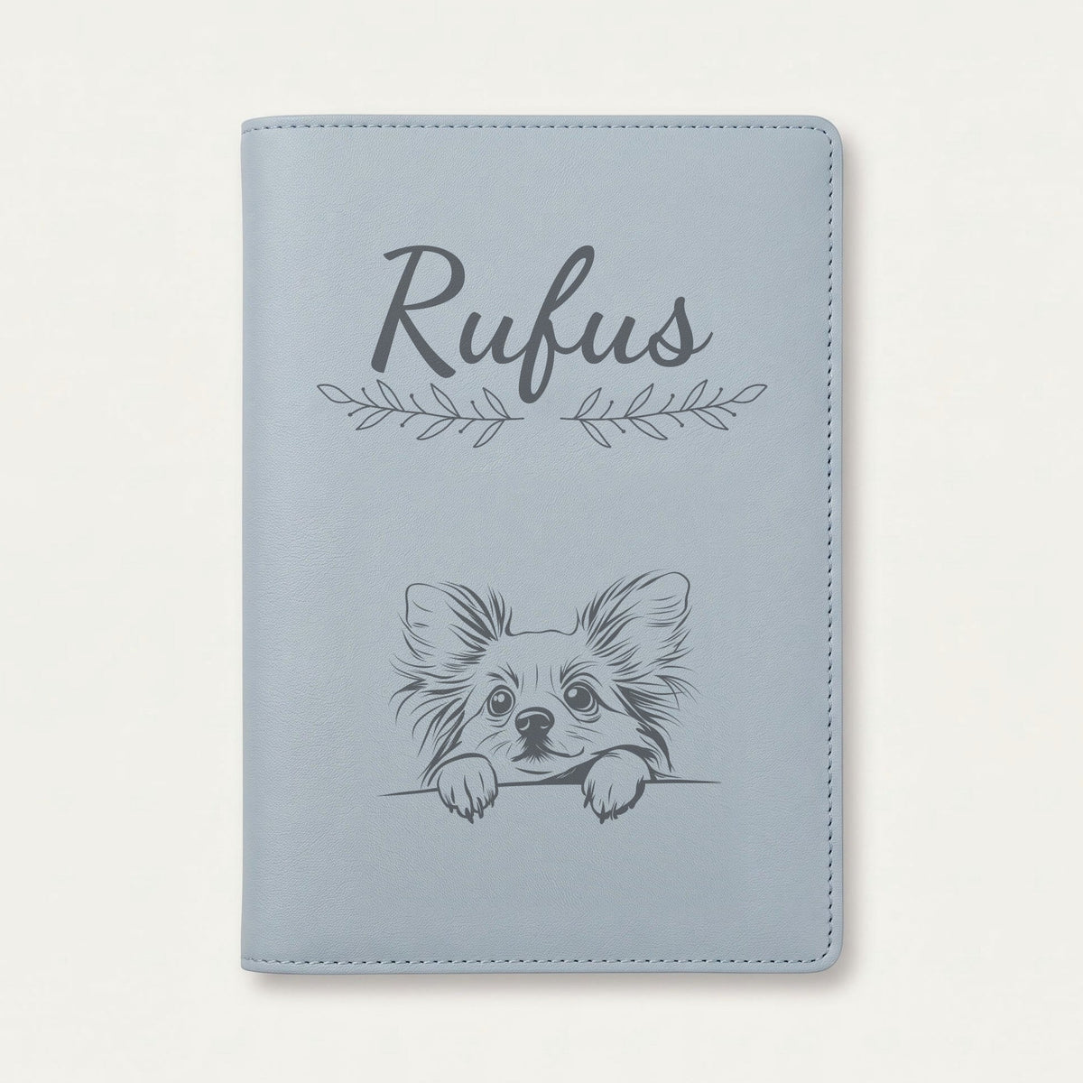 Protège carnet de santé chien personnalisé – Papillon — Bleu nuage — Rameaux — gravure « Rufus »