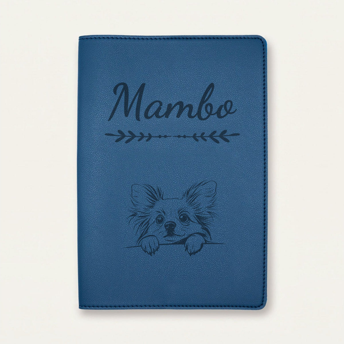 Protège carnet de santé chien personnalisé – Papillon — Bleu nuit — Flèche — gravure « Mambo »