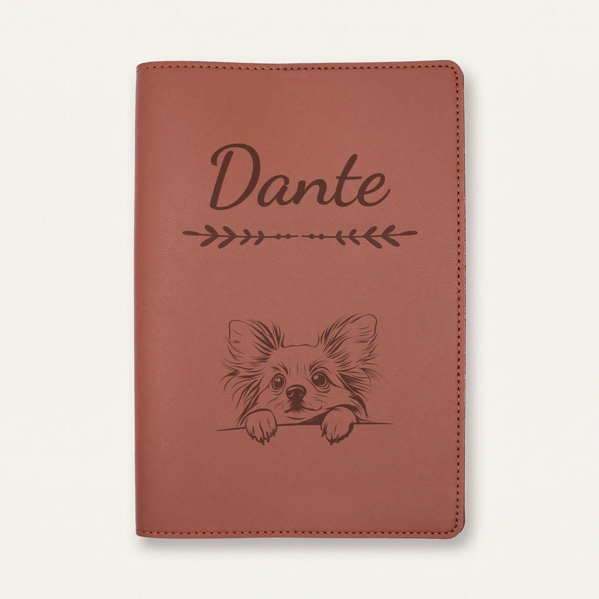 Protège carnet de santé chien personnalisé – Papillon — Chocolat — Flèche — gravure « Dante »