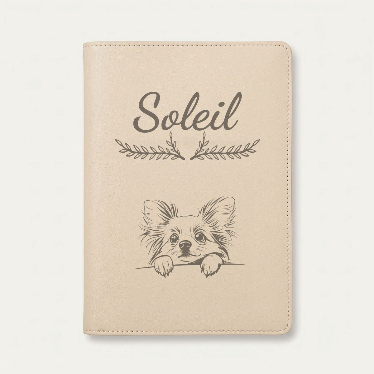 Protège carnet de santé chien personnalisé – Papillon — Crème vanille — Bouquet — gravure « Soleil »